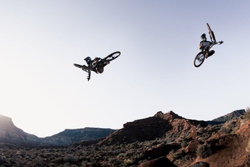 Volando por el desierto de Utah en "Mesa II" Ethan Nell y Tom Van Steenbergen