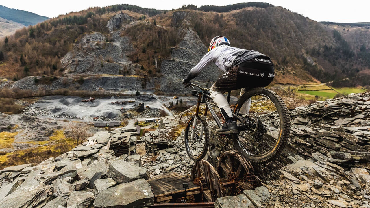 Una de las líneas mas impresionantes y riesgosas "Slate Line" con Gee Atherton