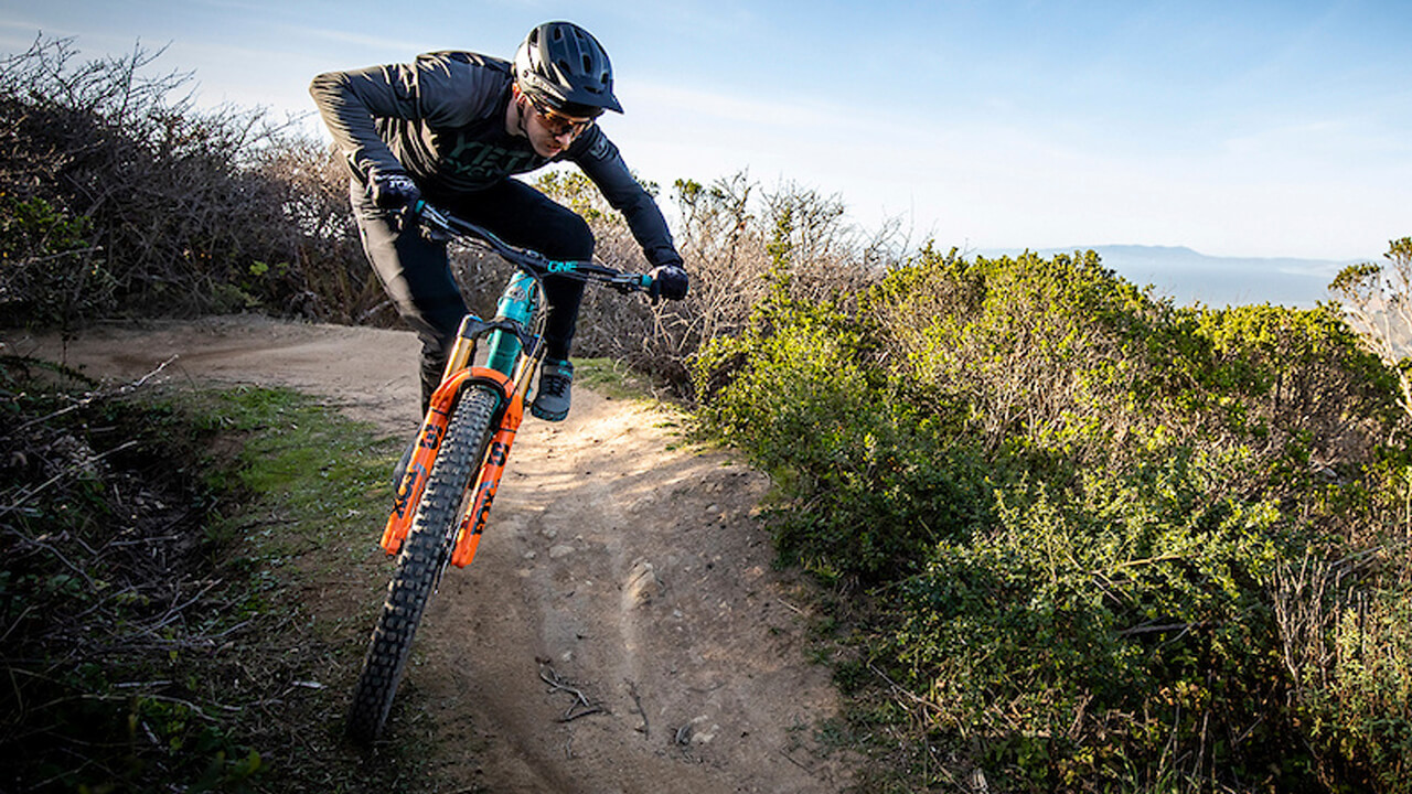 Saltos y velocidad en california con el equipo Yeti / Fox / Devo