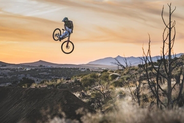 Cam Zink con la backflip mas larga de la historia en su video - Sandbox