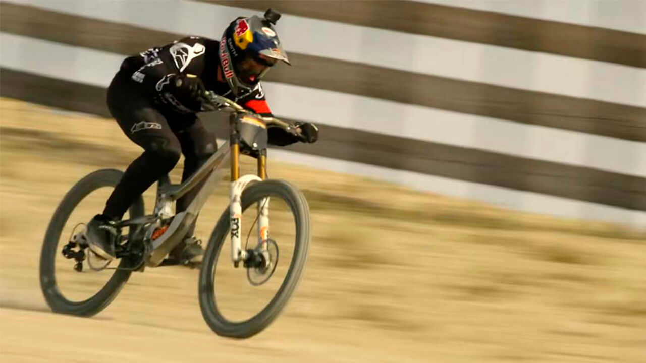 Aaron Gwin a toda velocidad en el Ep. 3 de "TIMELESS"