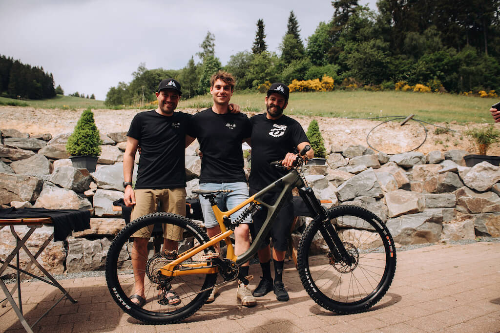 Thomas Vanderham y Wade Simmons visitando un nuevo Bike Park