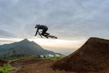 Nico Vink volando por los bellos paisajes de Ecuador | Esperanto