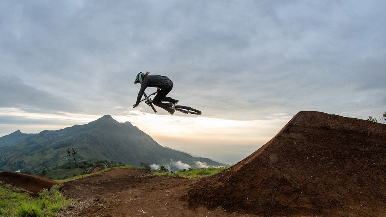 Nico Vink volando por los bellos paisajes de Ecuador | Esperanto