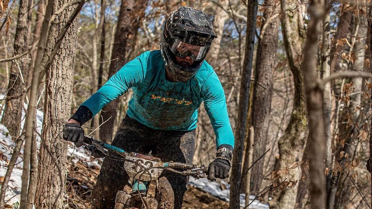 Entre nieve y lodo, una de las carreras mas difíciles Windrock Enduro 2022