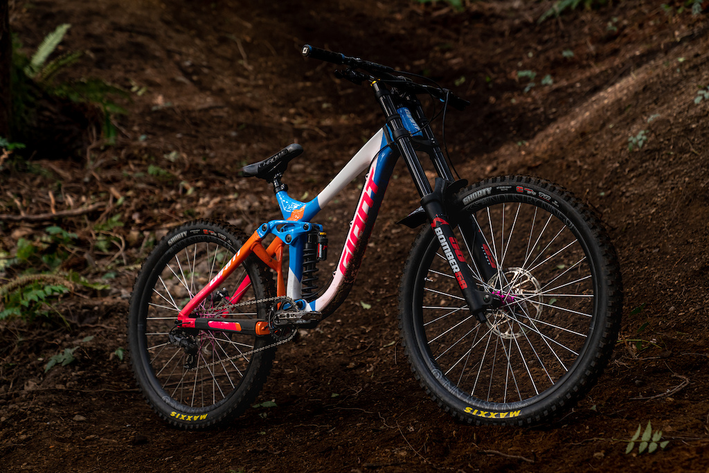 Reece Wallace bajando por tierra perfecta con las Maxxis Shorty