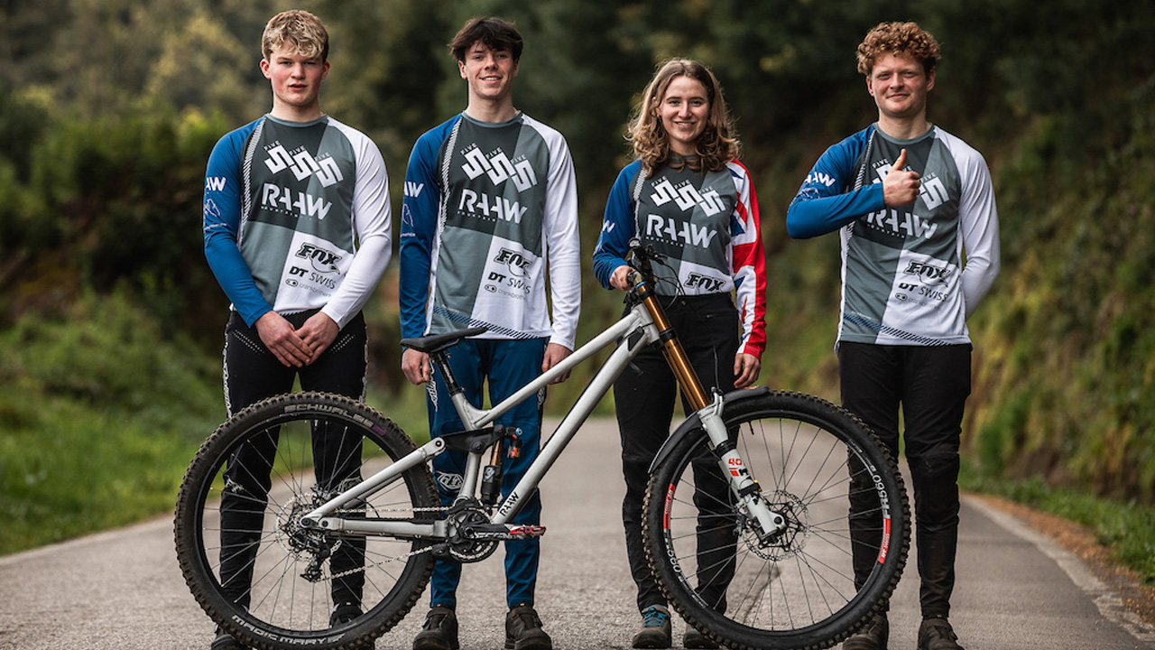 Raaw Mountain Bikes anuncia su equipo de downhill