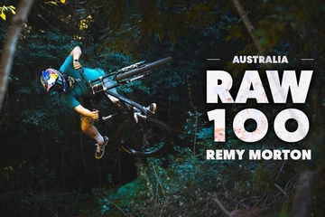 Remy Morton bajando sin cadena por la jungla en Raw 100