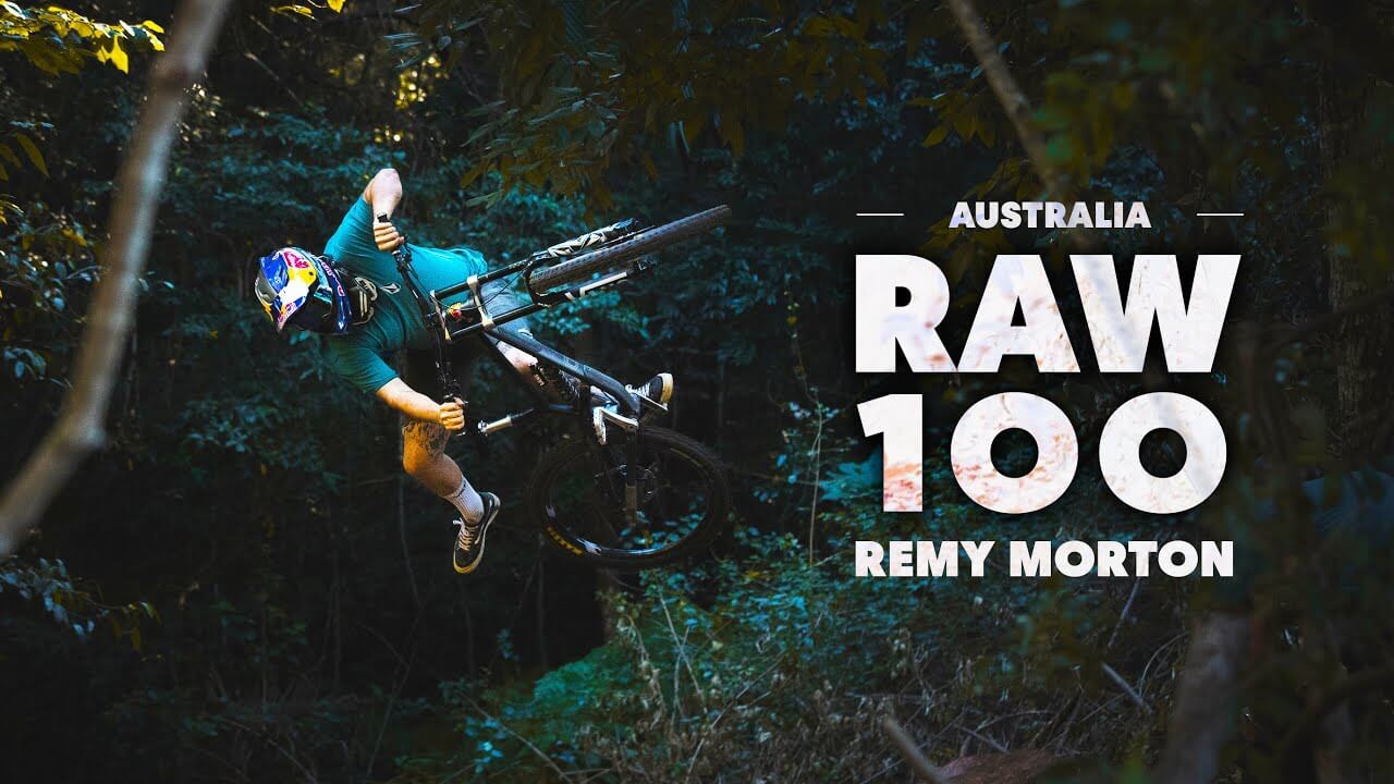 Remy Morton bajando sin cadena por la jungla en Raw 100