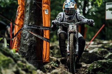 Entra a ver las bajadas ganadoras en Les Gets | Downhill World Cup